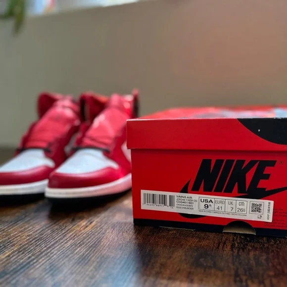 Nike Women’s Jordan 1 High OG Shoes - Size 9.5 - Picture 7 of 8